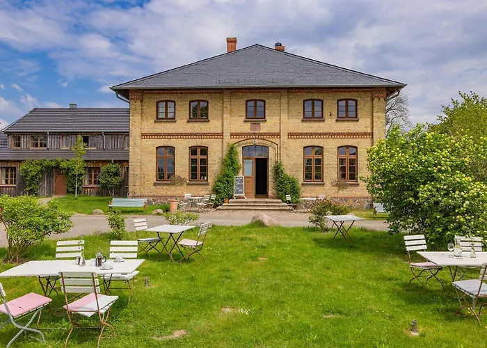 Dom wakacyjny Vacation With Sauna And Garden View Walow